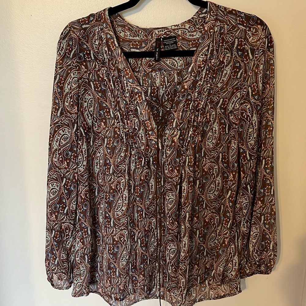 Loose top with paisley design. Elastic long sleeves. Suede tie.